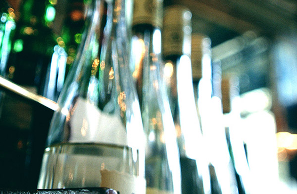 Weinflaschen im Regal